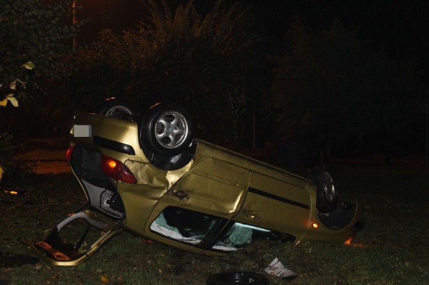 Wypadek w Sosnowcu: Auto dachowało na Dybowskiego, kierowca i pasażerowie pijani [ZDJĘCIA]