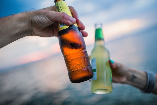 Alkoholizm jest chorobą. Osoby uzależnione najczęściej długo zaprzeczają, że mają problem z alkoholem, nie dostrzegają niekorzystnych zmian, jakie wprowadza w ich życie. Nie wiedzą więc, że chorują, dlatego zbyt późno decydują się na leczenie. "Każdy moment na refleksję: "czy piję ryzykownie?" jest dobry. Jednak jeśli nic nie budzi naszych podejrzeń i niepokoju, refleksja przychodzi rzadko. Warto jednak przyglądać się sobie: w jakich okolicznościach sięgamy po alkohol, jak często i co nam to daje. W tym ukryte są wskazówki, czy picie alkoholu staje się problemem" - czytamy na stronie stopuzależnieniom.pl.Państwowa Agencja Rozwiązywania Problemów Alkoholowych wskazała 9 sygnałów, które mogą świadczyć o tym, że masz problem z alkoholem. Oto one >>>>