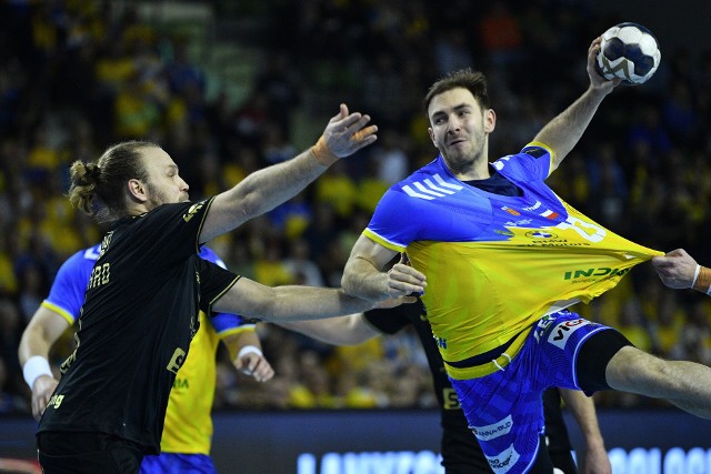 Industria Kielce pokonała Aalborg Handball 30:28 i zapewniła sobie awans do ćwierćfinału Ligi Mistrzów. Na zdjęciu rzuca Arkadiusz Moryto