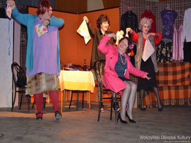 Teatr Komedia działający przy Wołczyńskim Ośrodku Kultury zaprezentował przedstawienie pt. &#8222;Szał menopauzy, czyli ech mała, poszalej, masz 80 lat&#8221;.Premiera spektaklu była w sobotę, przedstawienie powtórzono także w niedzielę, czyli w Dniu Kobiet.Śmieszne dialogi, dowcipy o facetach i kobietach, cytaty ze znanych komedii romantycznych, piosenki z bogatą choreografią - to w skrócie &#8222;Szał menopauzy, czyli ech mała, poszalej, masz 80 lat&#8221;, ponad 2-godzinny spektakl opowiadający historię czterech kobiet borykających się z okresem przekwitania. Przedstawienie przyciągnęło prawie 300 osób. Po spektaklu widzowie zostali poczęstowani tortem.