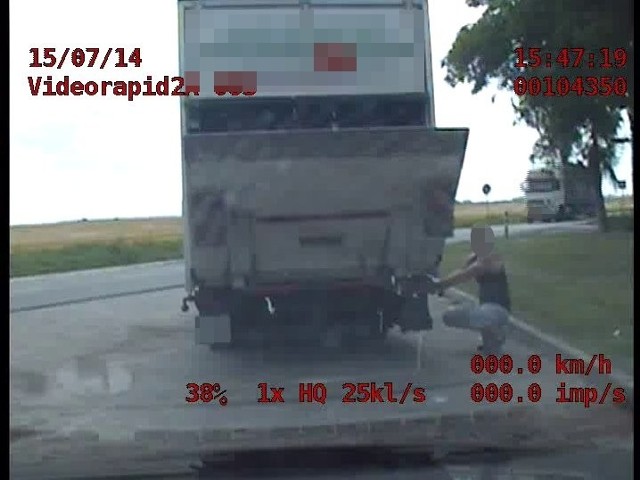 Kierowca tej ciężarówki przewoził na skrzyni ładunkowej 40 pracowników sezonowych.