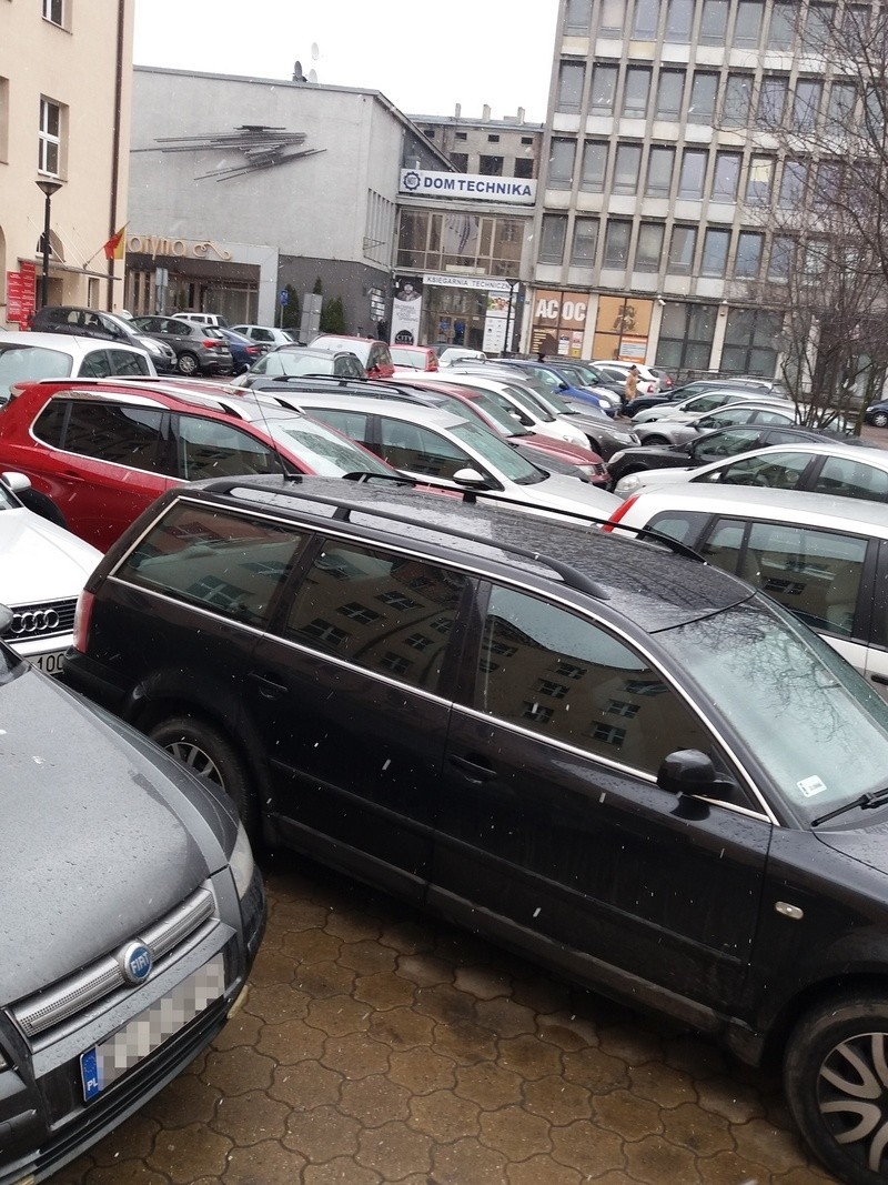 Parking obok Urzędu Miasta Łodzi pęka w szwach. Parkuje na...