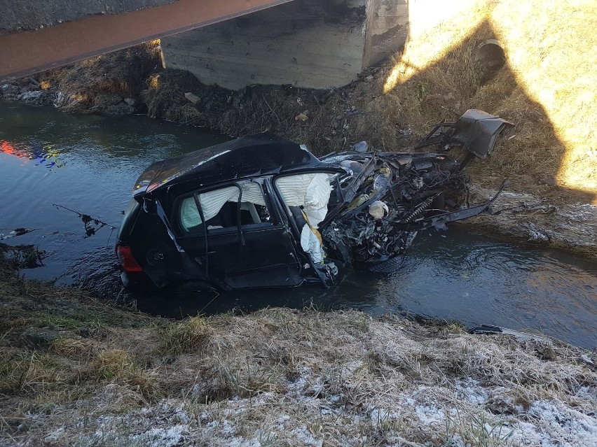 Śmiertelny wypadek w Skrzyszowie. Samochód wylądował w potoku. Nie żyje jedna osoba