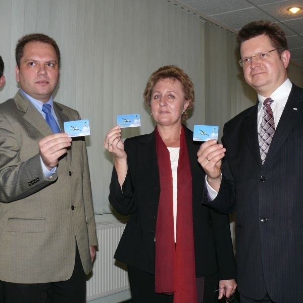 Przedstawiciele firmy R&G, która będzie wprowadzać karty i prezes MKS Ewa Garncarz prezentują nowe elektroniczne bilety.