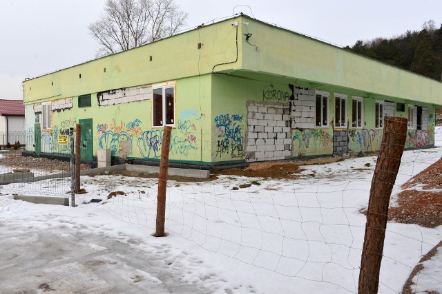 Po tej stronie budynku przy ulicy Malachitowej w Kielcach było przejście, które zagrodzono ze względu na remont obiektu.