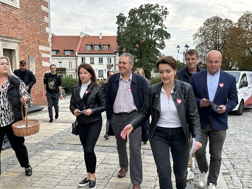 Kobiety na wybory. W Sandomierzu posłanka Platformy Obywatelskiej Marzena Okła-Drewnowicz zachęcała do udziału w wyborach. Zdjęcia i wideo