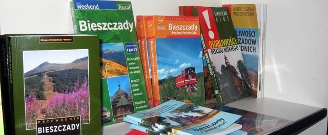 Księgarnie zassypane są przewodnikami turystycznymi, ale Anglik czy Niemiec nie znajdą w nich opisów w swoich ojczystych językach.