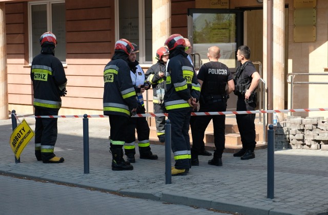 Pogotowie gazowe usuwa wyciek gazu na ul. Reymonta w Przemyślu. Z pobliskiej przychodni ewakuowano 4 osoby. Awaria sieci gazowej nastąpiła pod chodnikiem. Najprawdopodobniej podczas montowania metalowych słupków doszło do uszkodzenia rury z gazem. Zapach gazu czuć było w przychodni i na ulicy. Osoby przebywające w budynku powiadomiły służby. Na miejsce zadysponowano 3 zastępy strażaków, policję i pogotowie gazowe. Teren został ogrodzony taśmą.Aktualizacja godz. 13.30Po godz. 13 ruch na ul. Reymonta i ul. Bogusławskiego został przywrócony. - Pracownicy pogotowia gazowego zlokalizowali miejsce, w którym uszkodzona była rura z gazem. W chwili obecnej nie ustalono dokładnie z jakich przyczyn doszło do awarii. Strażacy cały czas zabezpieczali miejsce i monitorowali obecność gazu w powietrzu – powiedział mł. bryg. Grzegorz Latusek z KM PSP w Przemyślu.Zobacz także: "Straszny ogień, krzyczała ratunku". 34-letnia kobieta w ciężkim stanie po wybuchu gazu w bloku w Łodzi