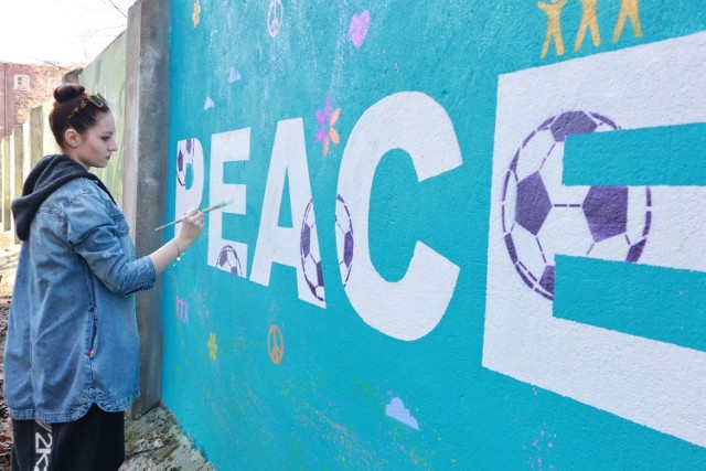 „PEACE” – taki tytuł nosi nowe graffiti, które powstało na ścianie budynku przy ul. Ogrodowej 22. Zostało zaprojektowane i namalowane przez artystę street artu Dariusza Paczkowskiego razem z młodzieżą polską i ukraińską z Ośrodka Kuratorskiego nr 1 w Łodzi oraz ze świetlicy dla dzieci „Piekarnia Wartości” przy Stowarzyszeniu Monar. Przesłanie muralu jest oczywiste i aktualne – wyraża sprzeciw wobec wojny, nawołuje do wzajemnego szacunku, pokojowego dialogu.