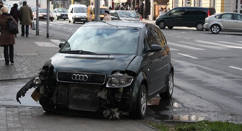 Audi ma rozbity przód.