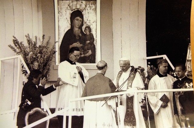 Obraz opolskiej Madonny otrzymał papieskie korony na Górze św. Anny 21 czerwca 1983 roku z rąk św. papieża Jana Pawła II.