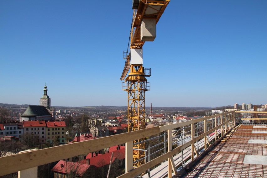 Trwa budowa lądowiska dla helikopterów na dachu szpitala...