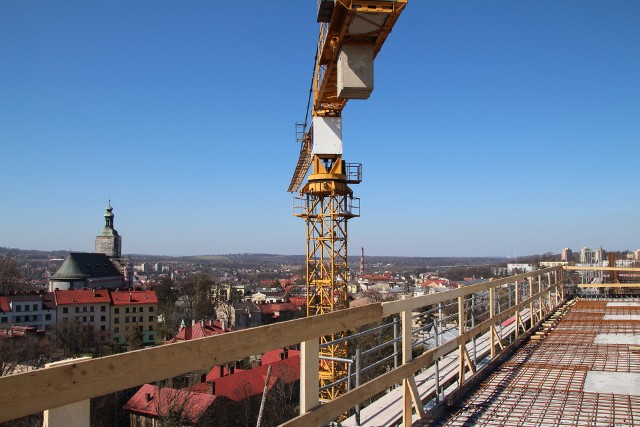Trwa budowa lądowiska dla helikopterów na dachu szpitala śląskiego w Cieszynie