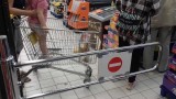 Tak sklepy reagują na dzieci w butach w koszach na zakupy. Co na to sanepid? [Biedronka, Lidl, Auchan, Polomarket]