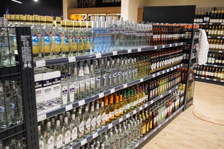 Kupują alkohol na kartę płatniczą wydawaną przez Miejski Ośrodek Pomocy Rodzinie