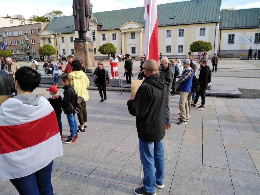 Białystok. Białorusini protestowali przeciwko zamykaniu niezależnych mediów przez reżim Łukaszenki [zdjęcia]