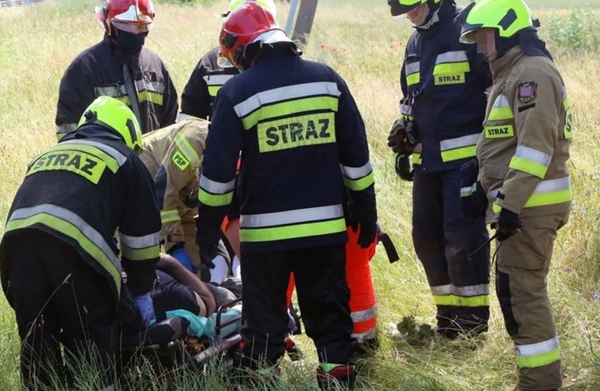 Wypadek karetki pogotowia w Przybynowie. Prawdopodobnie wine...