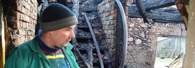 Tylko tyle pozostało z naszego domu. Wszystko doszczędnie spłonęło - opowiada zmartwiony Mirosław Wesołowski