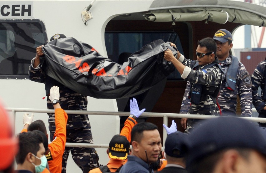 Indonezja: Katastrofa samolotu Lion Air [ZDJĘCIA] Boeing 737 runął do morza po starcie z lotniska w Dżakarcie, na pokładzie 189 osób [WIDEO]
