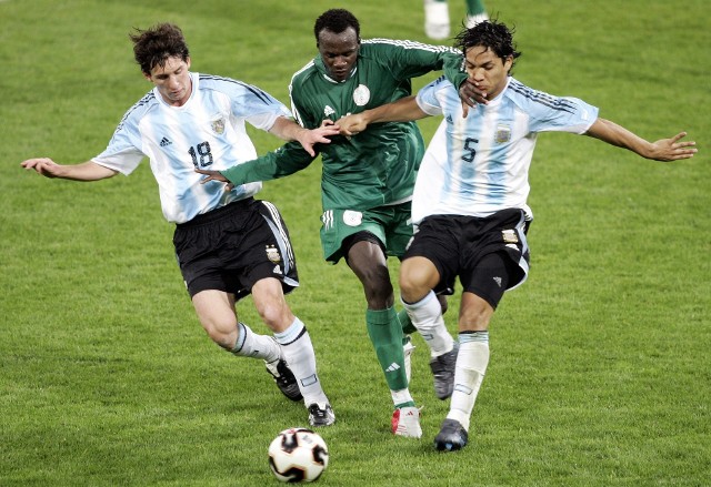 Finał z 2005 roku: Lionel Messi i Juan Manuel Torres walczą o piłkę z Sani Keitą