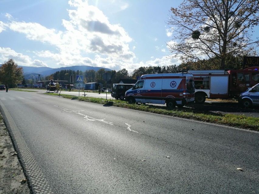 Wypadek na ul. Katowickiej w Ustroniu, na miejscu lądował...