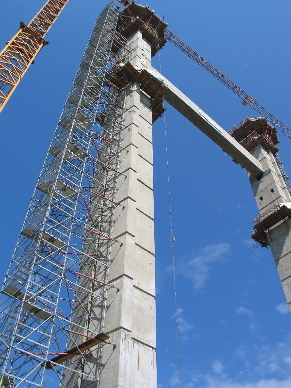 Powstający w Przemyślu, najwyzszy w regionie pylon mostu ma...