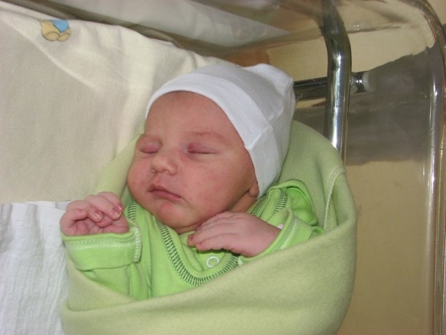 Antoś Śladewski urodził się w poniedziałek, 24 czerwca. Ważył 3800 g i mierzył 57 cm. Jest pierwszym dzieckiem Eweliny i Mariusza z Ostrowi Mazowieckiej