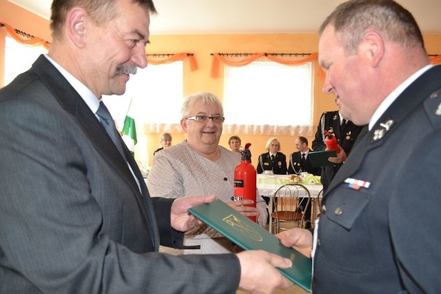 Jacek Czarnecki, wójt gminy Chełmża (z lewej) spotkał się ze druhami OSP