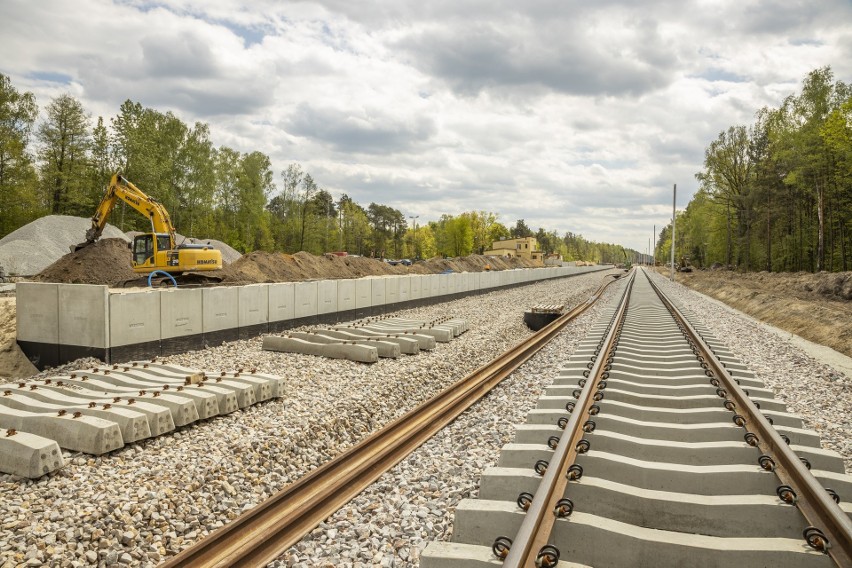 Budowa linii kolejowej z Radomia do Warki. Jednym torem pojedziemy dopiero w grudniu