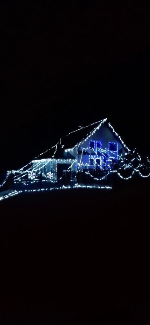 "Świąteczny" dom jak z teledysku! Niezwykła iluminacja w Życinach w gminie Raków - zobaczcie zdjęcia i film