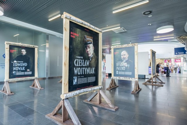 "Kapelani zamordowani w Zbrodni Katyńskiej w kwietniu i maju 1940 roku" - wystawę można oglądać na dworcu PKP Bydgoszcz Główna.