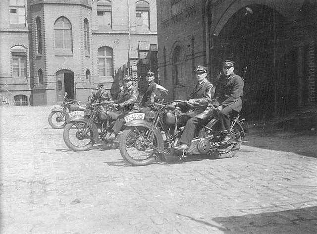 Na dziedzińcu Poczty Głównej mieściła się baza transportowa. Na motocyklu, w skórze, siedzi Franciszek Kowalski.