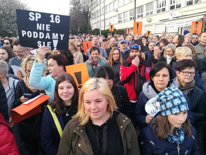 Przypomnijmy, w niedzielę, 14 kwietnia, kilkuset mieszkańców...