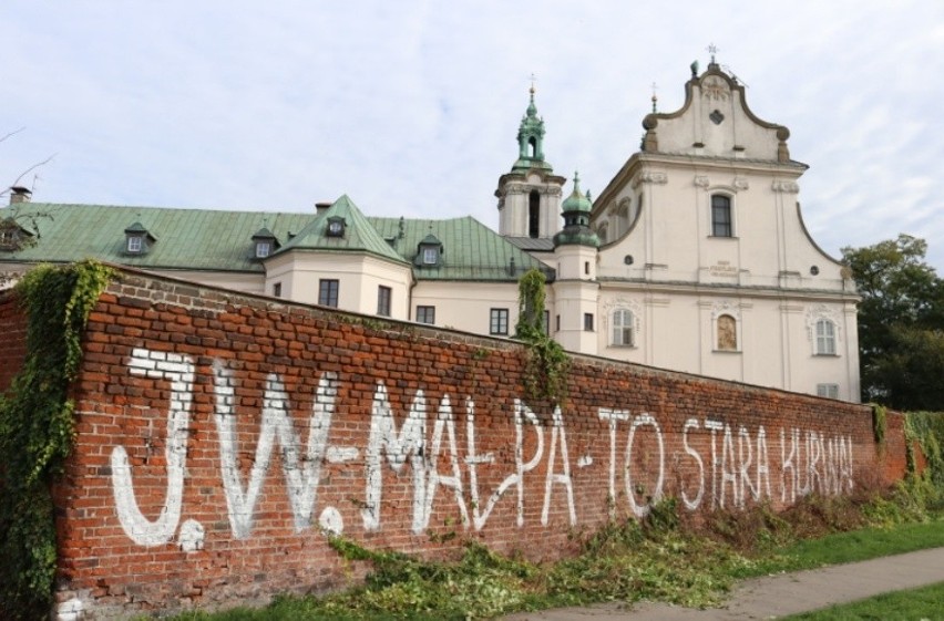 Kraków. Wulgarne pseudograffiti pojawiło się na murze bazyliki Na Skałce