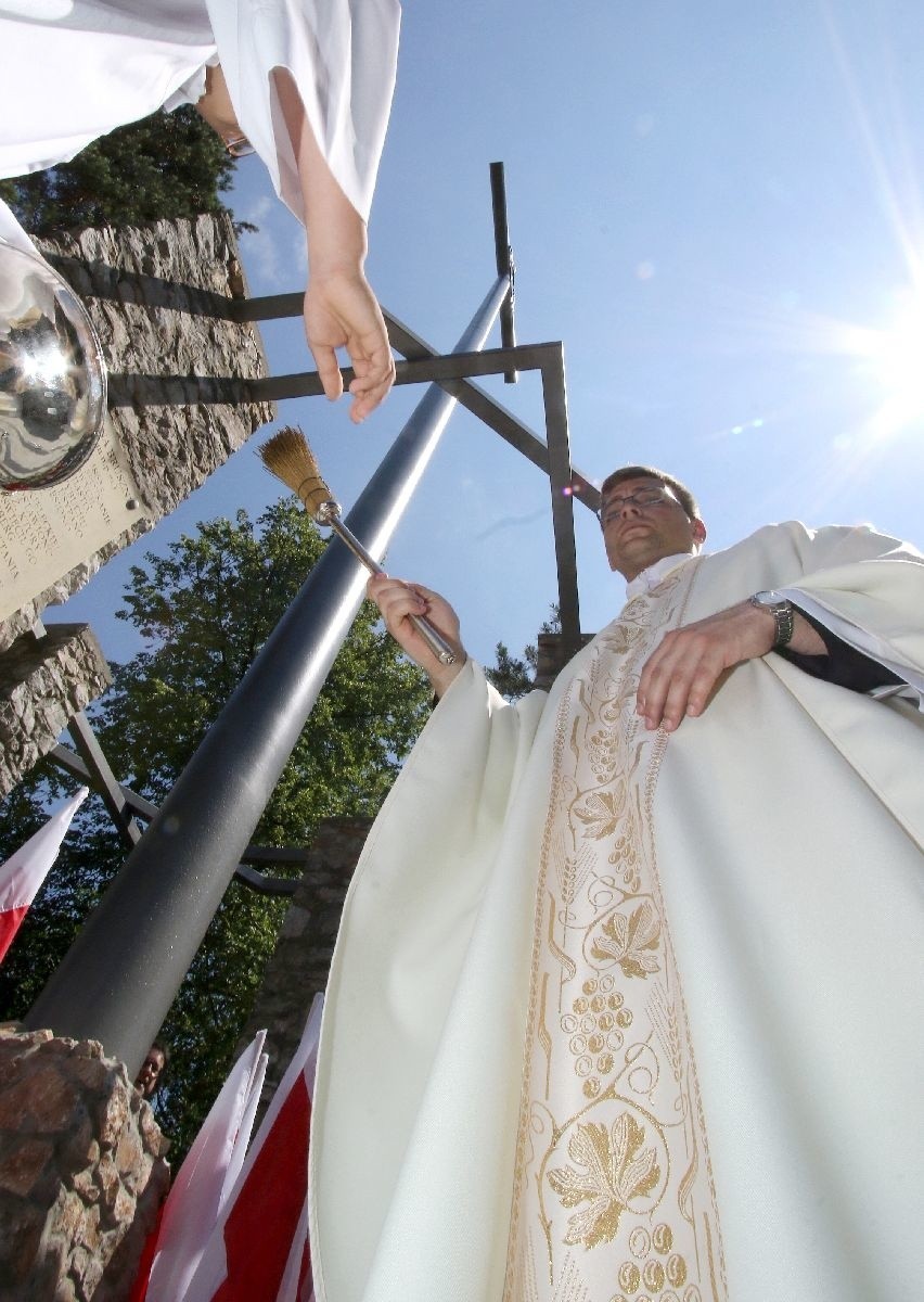 Poświęcono nowy krzyż na Bruszni w Kielcach. Na uroczystej mszy świętej było wiele osób