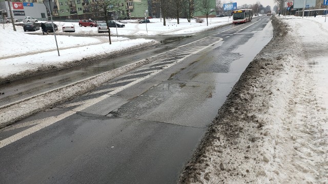 W Dąbrowie Górniczej kierowcy najczęściej uszkadzają samochody m.in. na ulicy Legionów Polskich, której spora część czeka nadal na remont. Trzeba tu uważać na dziury i pokruszone pobocza Zobacz kolejne zdjęcia/plansze. Przesuwaj zdjęcia w prawo - naciśnij strzałkę lub przycisk NASTĘPNE