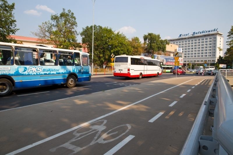 Teraz przy rondzie Lussy został wyłączony w ruchu niewielki...