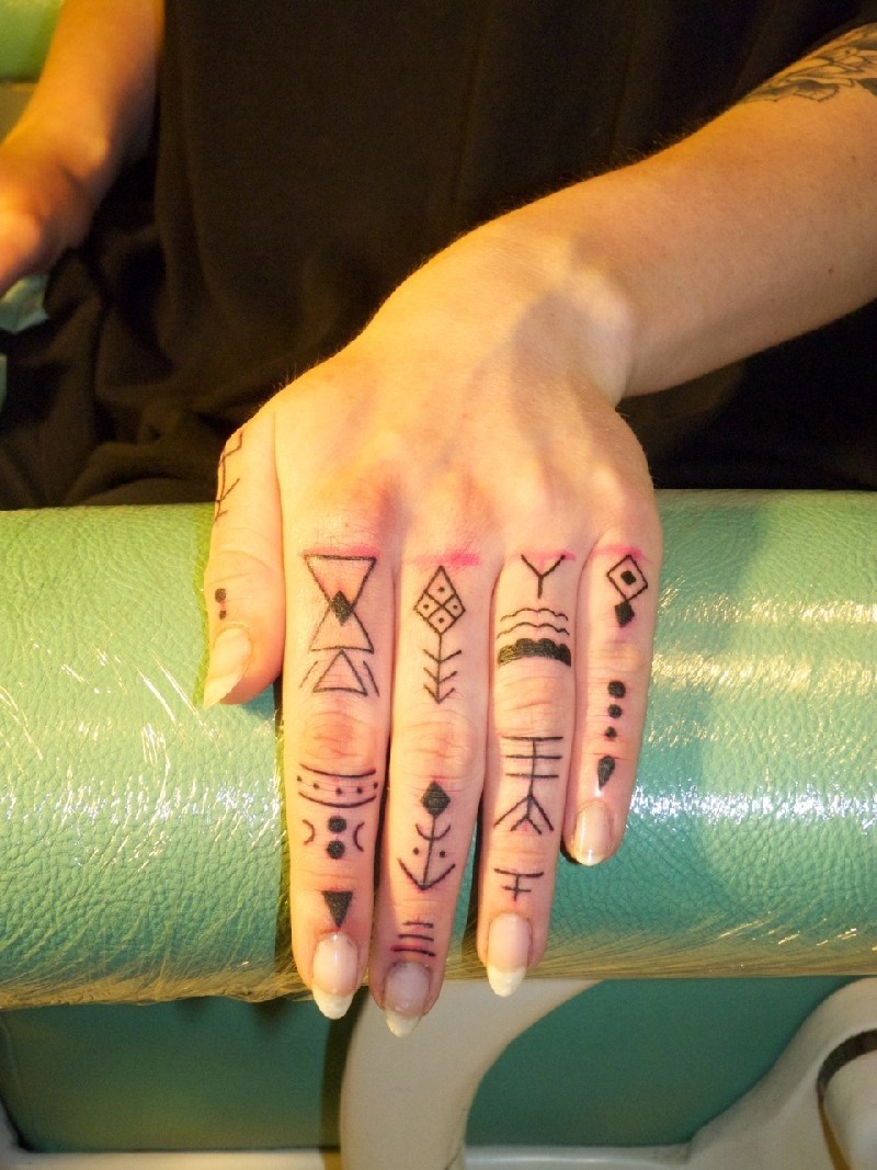 Takie wzory na palcach ręki klientki wykonał Robert Cieślak.