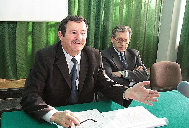 Dyrektorzy Jan Gierada i Bolesław Rylski denerwowali się, że brak środków uniemożliwia leczenie chorych.
