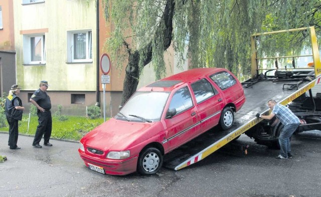 Porzucone auto zostało w czwartek odholowane na płatny, strzeżony parking. Każdy dzień postoju to kolejne20 złotych, a opłatą zostanie obciążony właściciel pojazdu.