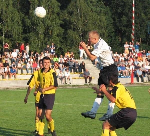 W Nowej Dębie gospodarze rozgromili rywali z Jeżowego, pokonując ich różnicą aż sześciu goli.