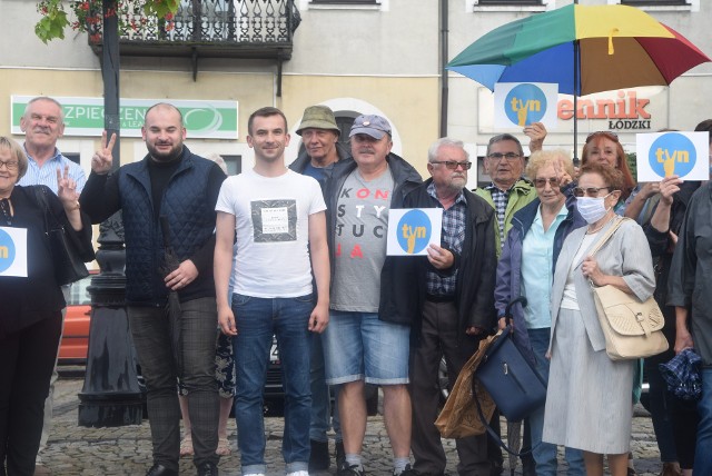 Protest na sieradzkim Rynku obok pomnika króla fryzjerów