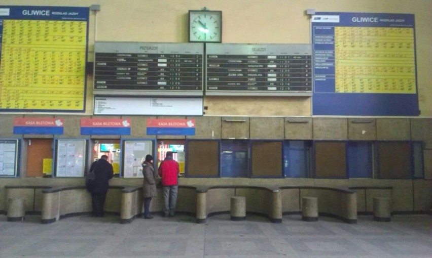 Dworzec w Gliwicach świeci pustkami w niedzielny poranek