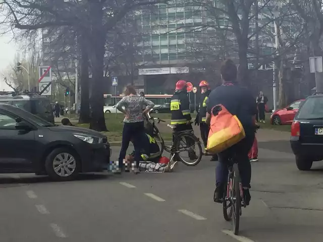 Wypadek w Gdańsku przy Zieleniaku 24.04.2019. Samochód osobowy  potrącił rowerzystkę