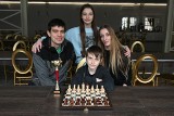 Artem Morozov, 10-letni uchodźca z Ukrainy to wielki talent szachowy. Może zostać arcymistrzem. W Sielpi rozwija swój talent. Zobacz film