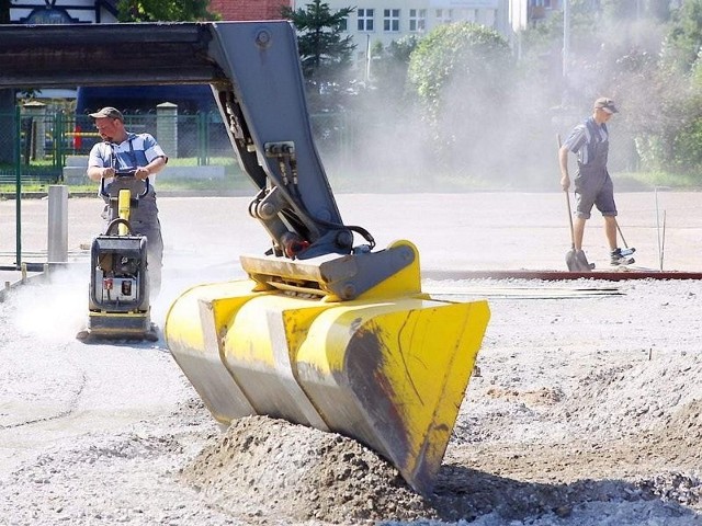 Na zachętę do nauki w "piątce" budowany jest plac zabaw