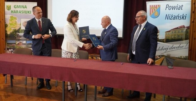 Wojewoda Ewa Leniart i starosta Robert Bednarz wymieniają podpisane dokumenty