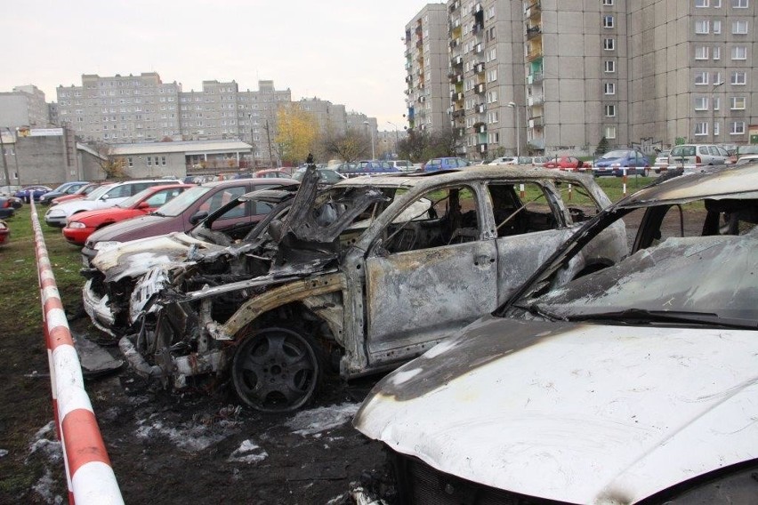Trzy samochody spłonęły doszczętnie na osiedlu AK minionej...