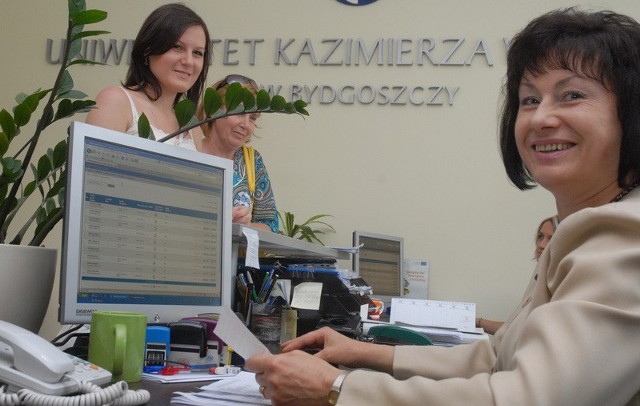 W biurze rekrutacji UKW w Bydgoszczy nadal panuje ruch. Po informacje przyszła tu Anna Jackiewicz (z lewej), która ubiega się o przyjęcie na doradztwo zawodowe i personalne oraz pedagogikę wczesnoszkolną i przedszkolną. Pomocą służy jej Eleonora Fiodorowicz, pracownik biura.