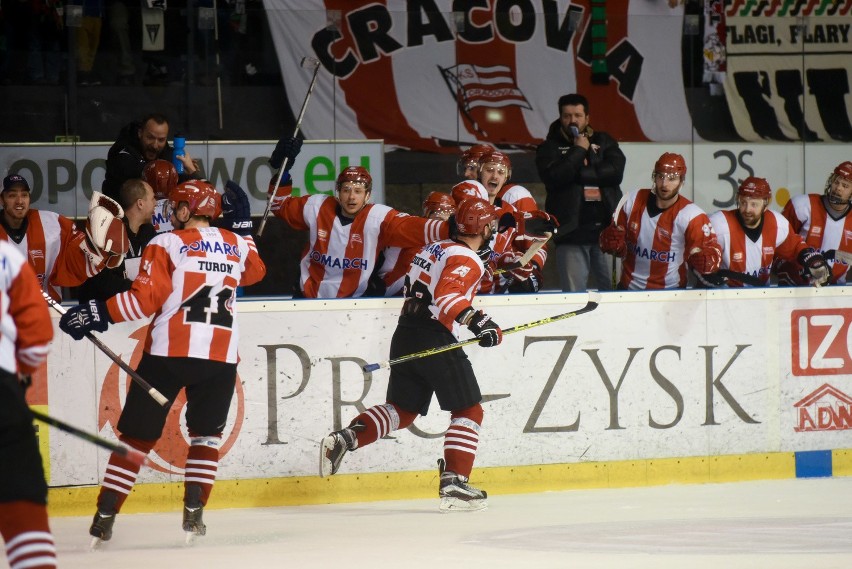 Hokej: GKS Tychy - Cracovia 2:1 [ZDJĘCIA] Tyszanie znaleźli sposób na krakowian dopiero w karnych